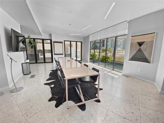 Building Photo - 800 Embassy Dr