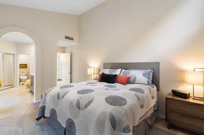 Building Photo - 126 W North Ln