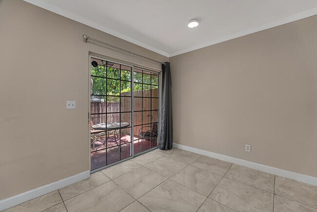 Building Photo - 732 Neil Rd