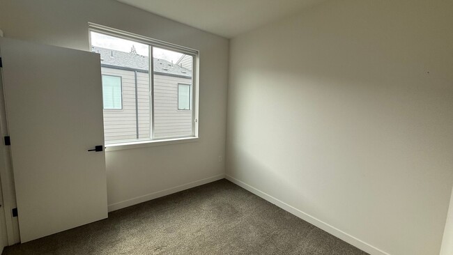 Building Photo - Modern 2-Bedroom Apartment in Gated N Port...