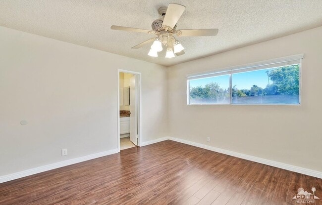 Building Photo - Central Palm Desert Home (3b/2b)