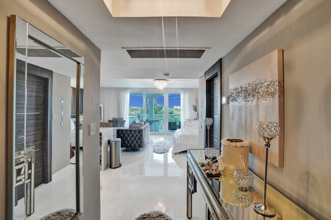 Building Photo - 5401 Collins Ave
