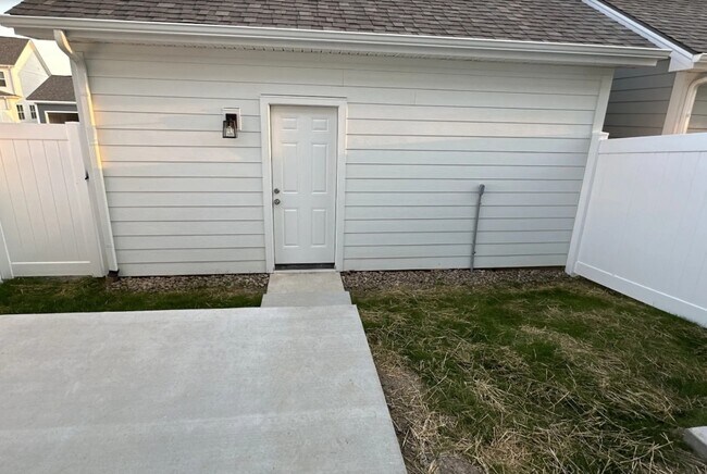 Building Photo - 5049 Greentree Dr