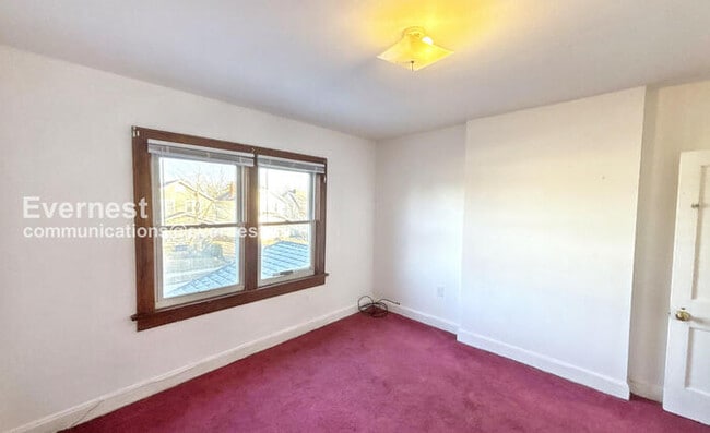 Building Photo - 3 Bed /1 Bath Townhome / Pet-Friendly / Vouchers Accepted / Available Now!