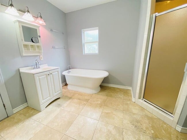 Building Photo - 35TH ST 404 A