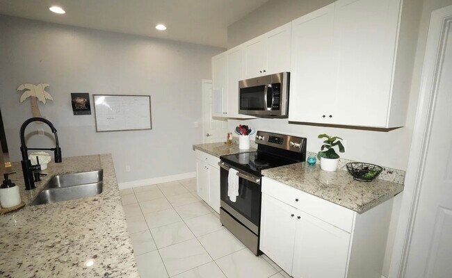 Building Photo - 1271 NW Leonardo Cir