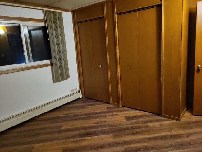 Building Photo - 105 E Oak St