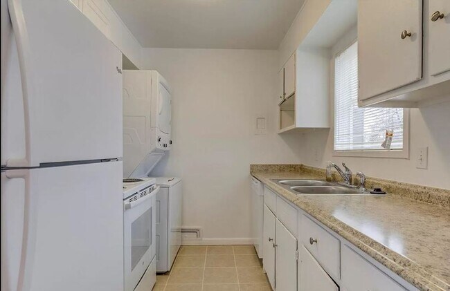 Building Photo - Charming Single-Family Home in Virginia Village, Denver