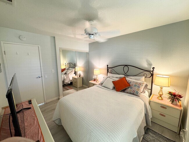Building Photo - Long Term - Beautifully Updated 1 Bedroom Condo in Palm Springs Villas II