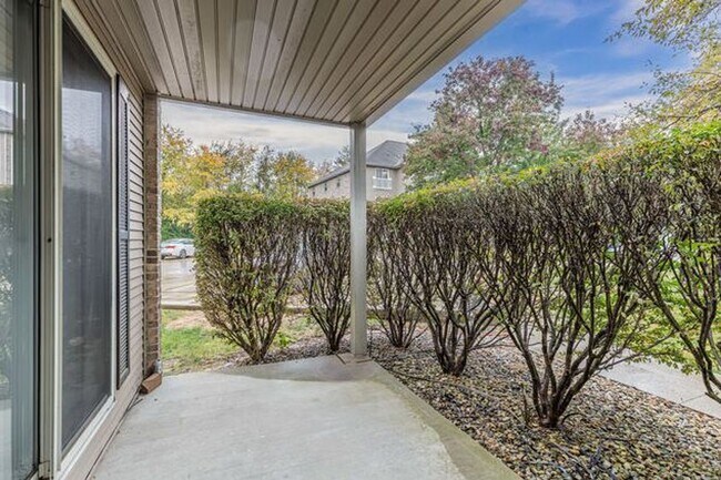 Building Photo - Two bedroom, two bath apartment with golf ...