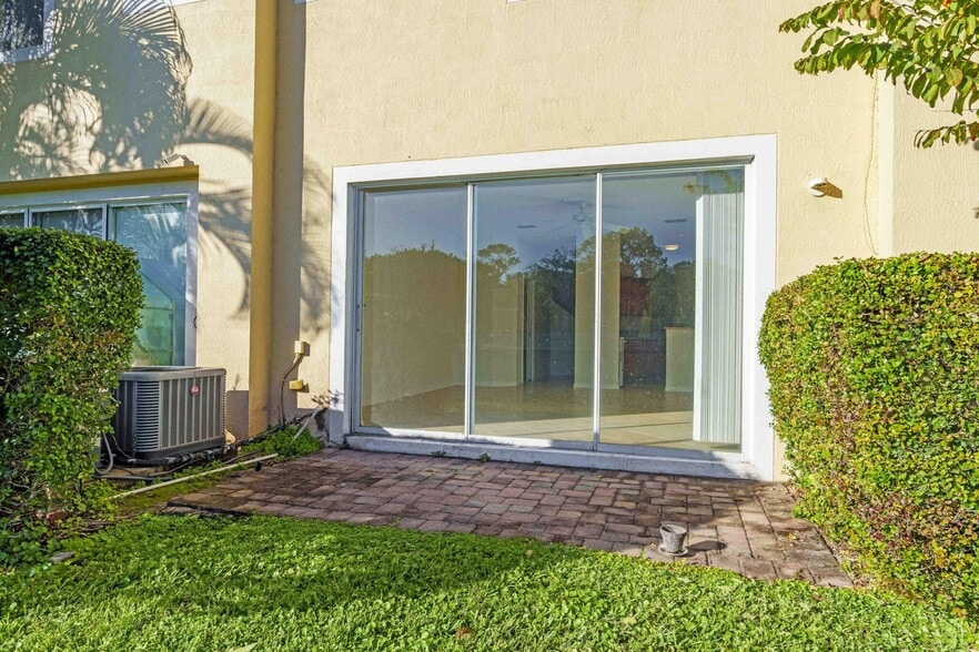 Building Photo - 1002 Pipers Cay Dr