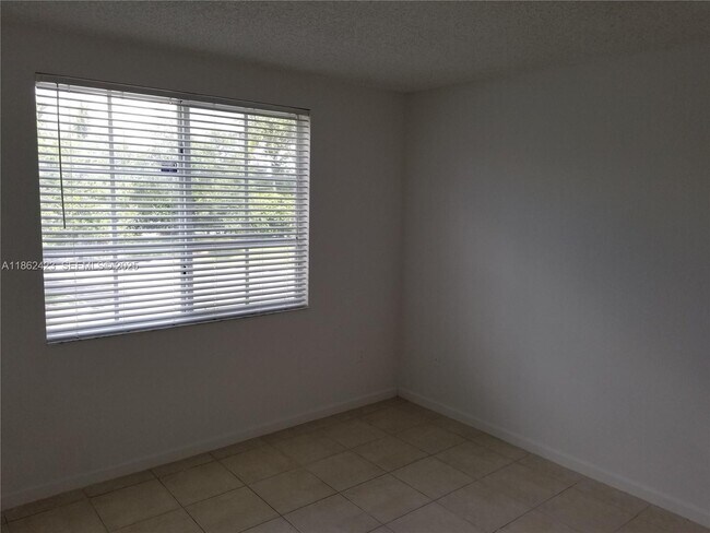 Building Photo - 8070 N Nob Hill Rd