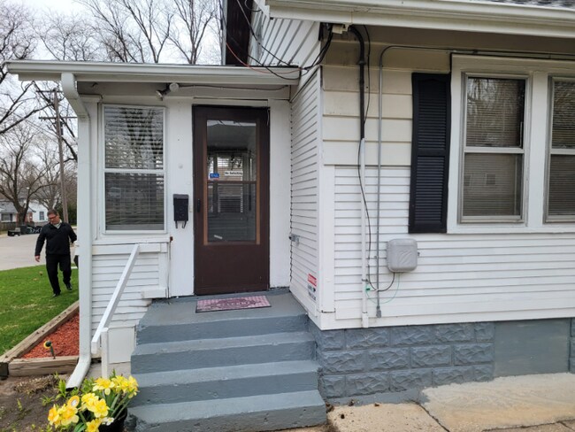 Building Photo - 627 N Sunset Ave