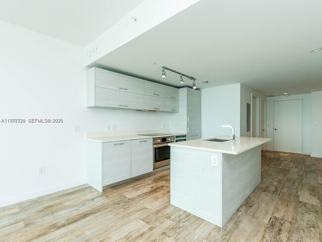 Building Photo - 650 NE 32nd St