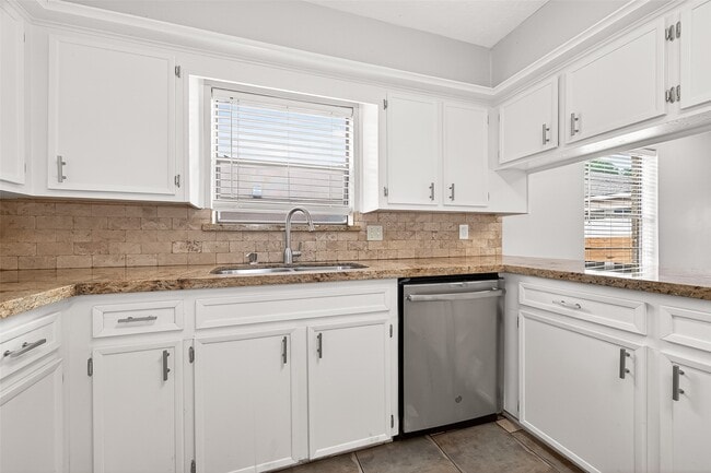 Building Photo - 21318 Park Brook Dr