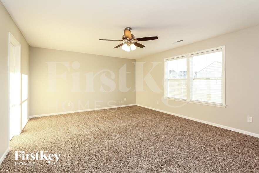 Building Photo - 3845 Streamside Dr