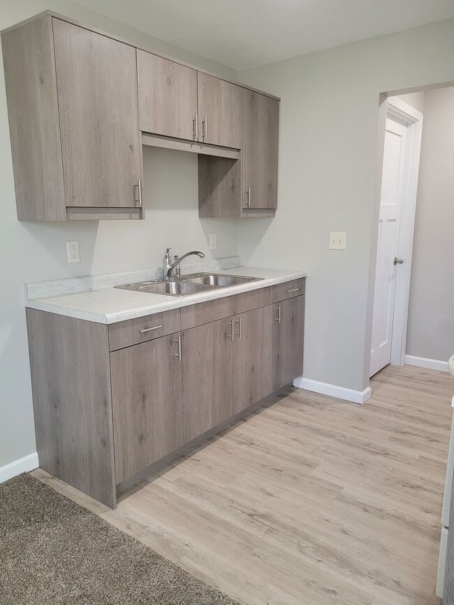 Building Photo - 1 Bedroom Triplex Unit
