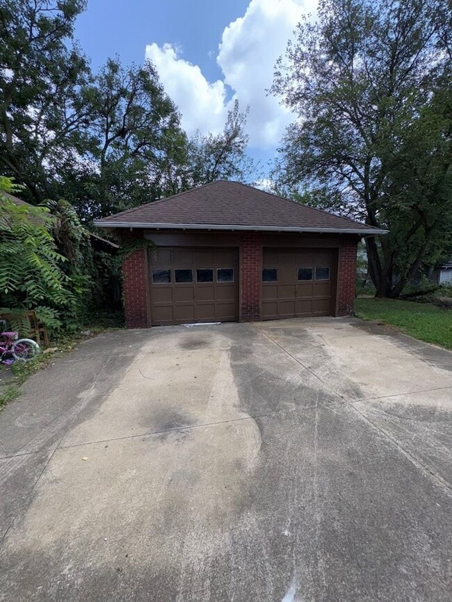 Building Photo - Four bedroom one bathroom home for rent