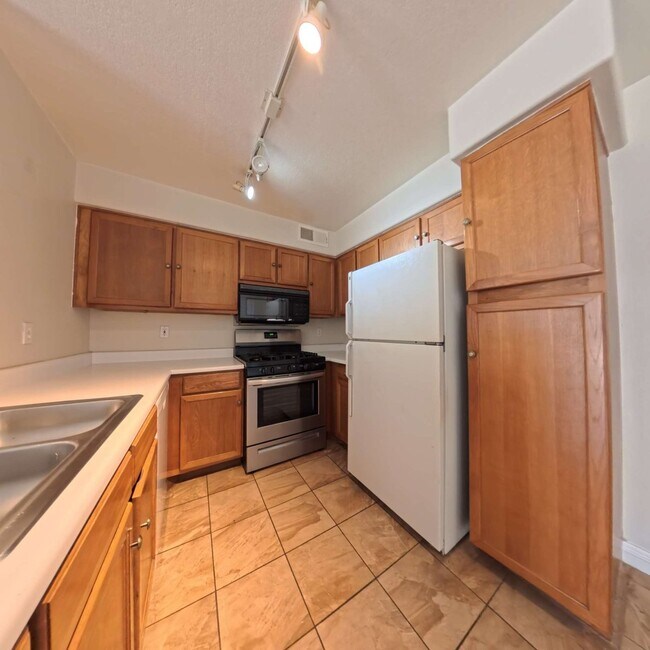 Building Photo - 3 Bedroom | 2nd Floor | Laminate Floors | Gated Community