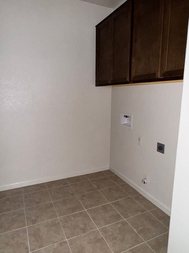 Building Photo - Nice Roseville home with RV access