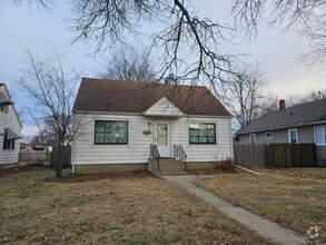 Building Photo - Two Bedroom house with 1 car garage for rent