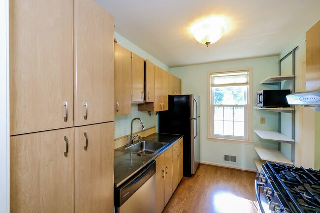 Building Photo - 647 Azalea Dr