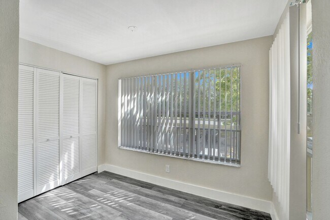 Building Photo - 2BED/1BATH renovated apartment ready to MO...