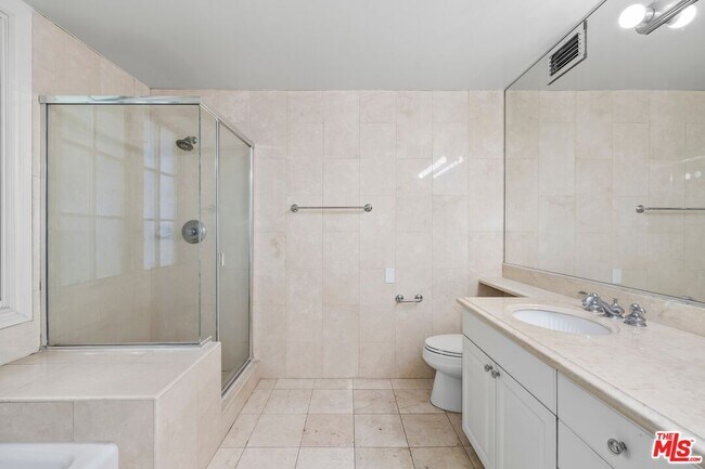Building Photo - 433 N Doheny Dr