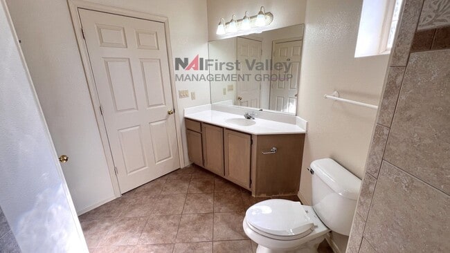 Building Photo - 2 Bedrooms, 2 Baths