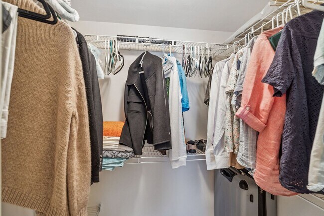 Building Photo - 2 Bed 2 Bath waterfront Condo