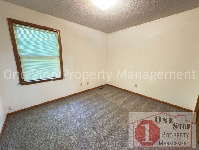 Building Photo - Cozy 2 Bedroom Duplex with Loft & Garage –...