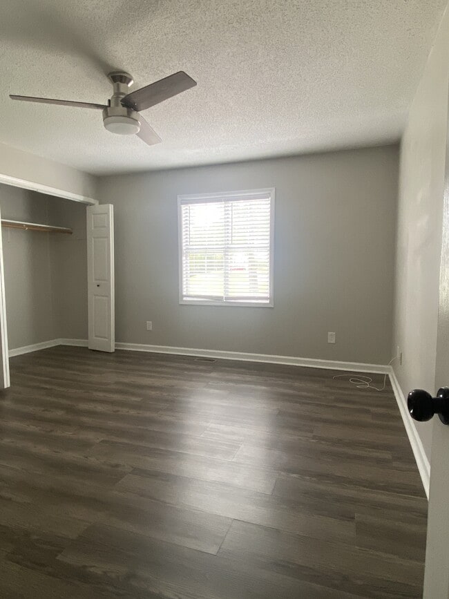 Building Photo - 145 Viking Dr