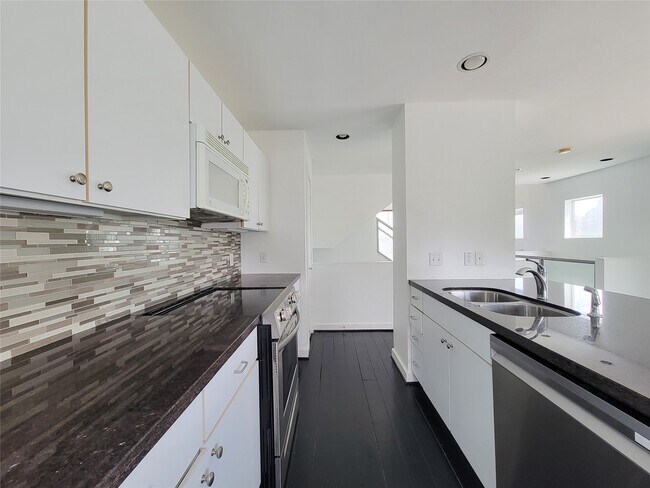 Building Photo - 2605 Calumet St