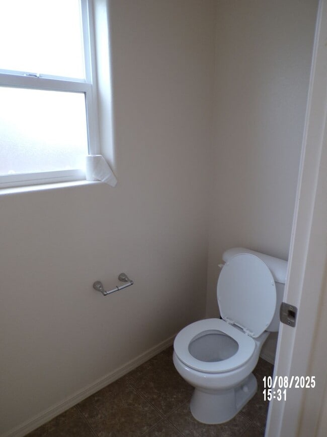 Building Photo - Spacious 3 bed 2 bath private cul-de-sac