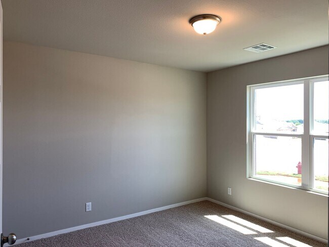 Building Photo - This well-designed 4-bedroom home has a split floor plan that gives the feeling of space.
