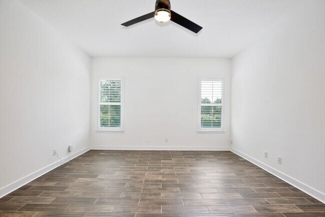 Building Photo - Elegant 5-Bedroom Pool Home for Rent in Sa...