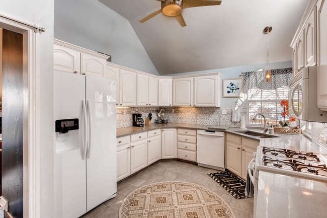 Building Photo - 420 W Oak St