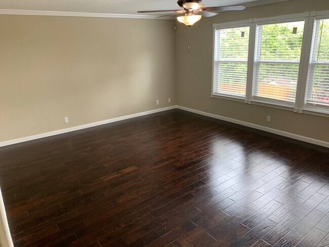 Building Photo - *MOVE IN SPECIAL* Gorgeous Four Bedroom Home with Covered Patio Near Medical Center!!