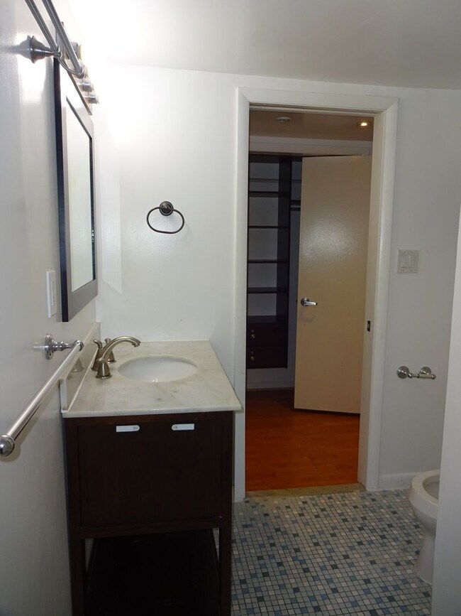 Building Photo - 5 BR Near Ft. Belvoir and Historic Mt. Vernon