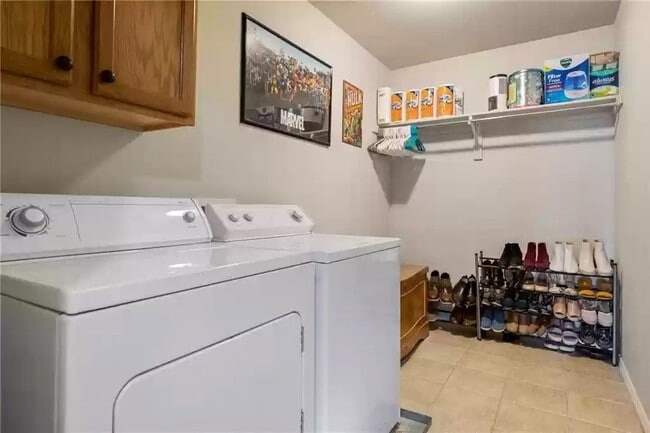 Building Photo - 894 W Peachtree Dr