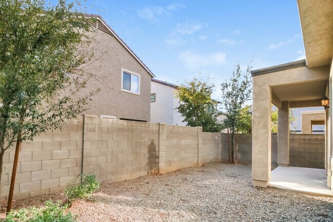 Building Photo - 5535 E June St