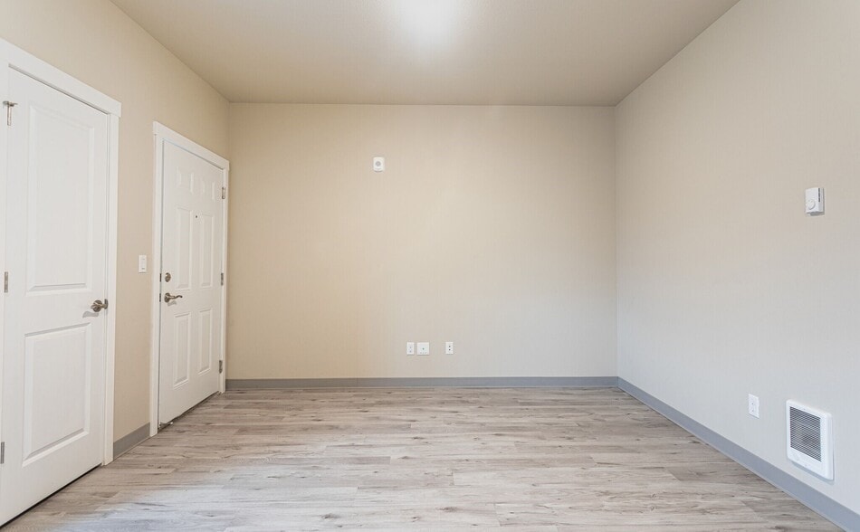 Building Photo - Lake Grove Apartments!