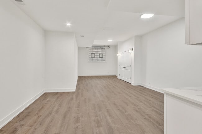 Building Photo - 3058 W Cortland St