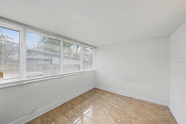 Building Photo - 816 W Minnehaha St