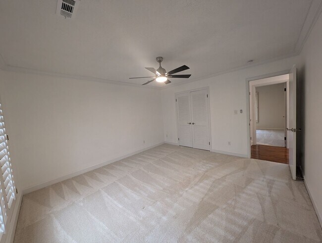 Building Photo - Charming 4 bedroom, 2.5 bath home located in the Raintree Community!