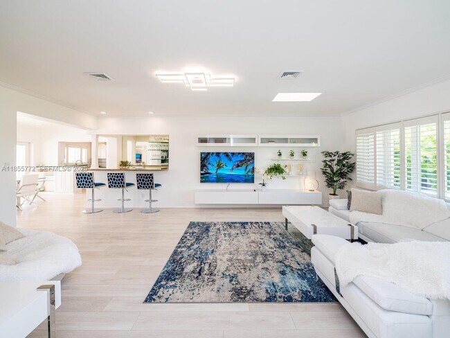 Building Photo - 2118 NE 15th St