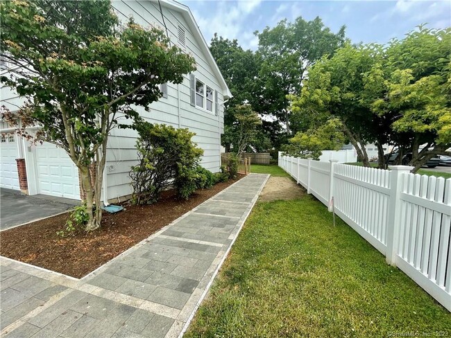 Building Photo - 98 Soundview Dr
