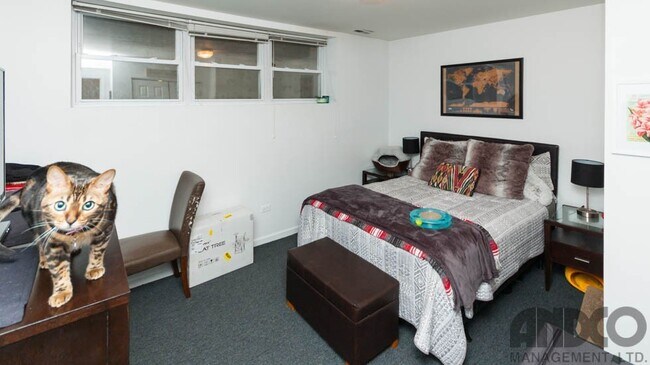 Building Photo - 2543 N Southport Ave