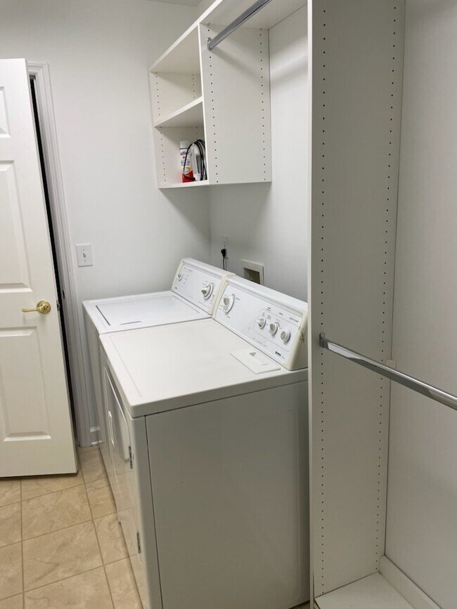 Building Photo - 1622 Brentwood Pointe