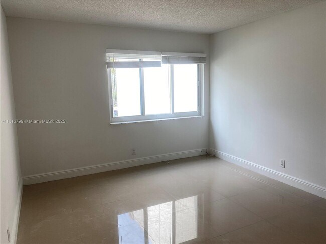 Building Photo - 100 Lakeview Dr